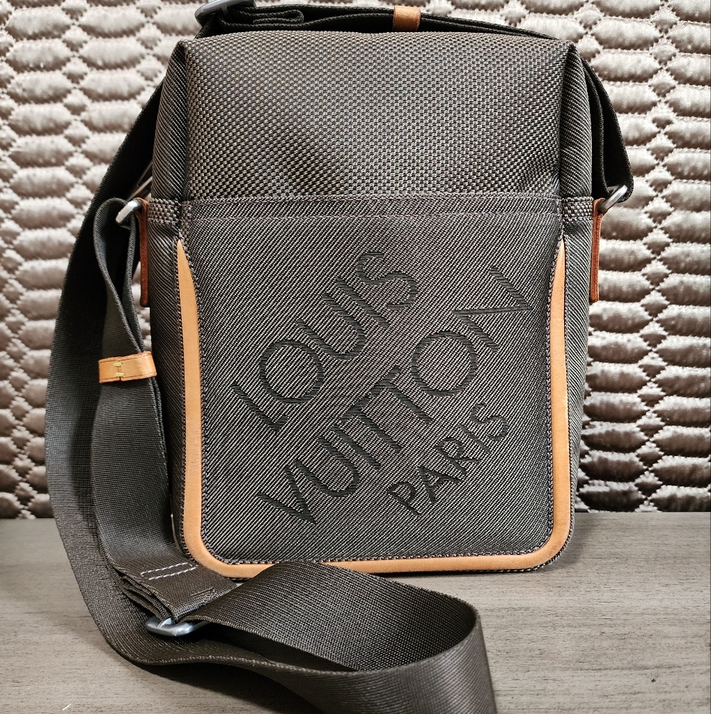 AUTHENTIC Louis Vuitton vintage DAMIER GEANT CITADIN messenger bag.